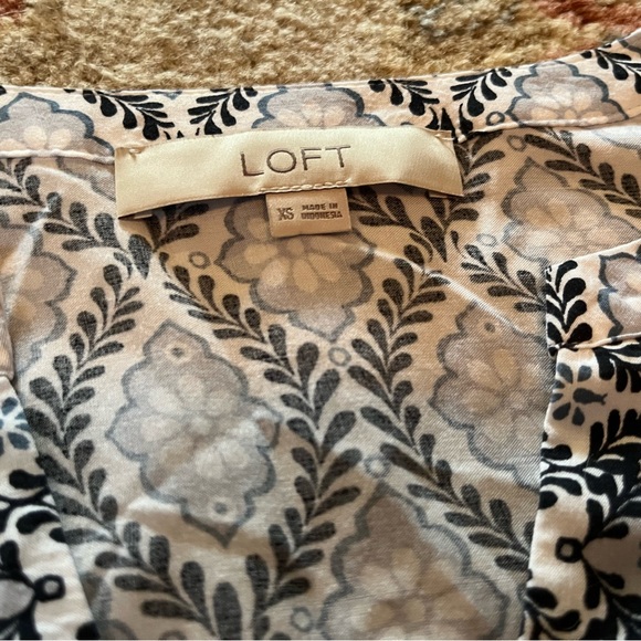 LOFT v-neck top - Picture 6 of 10